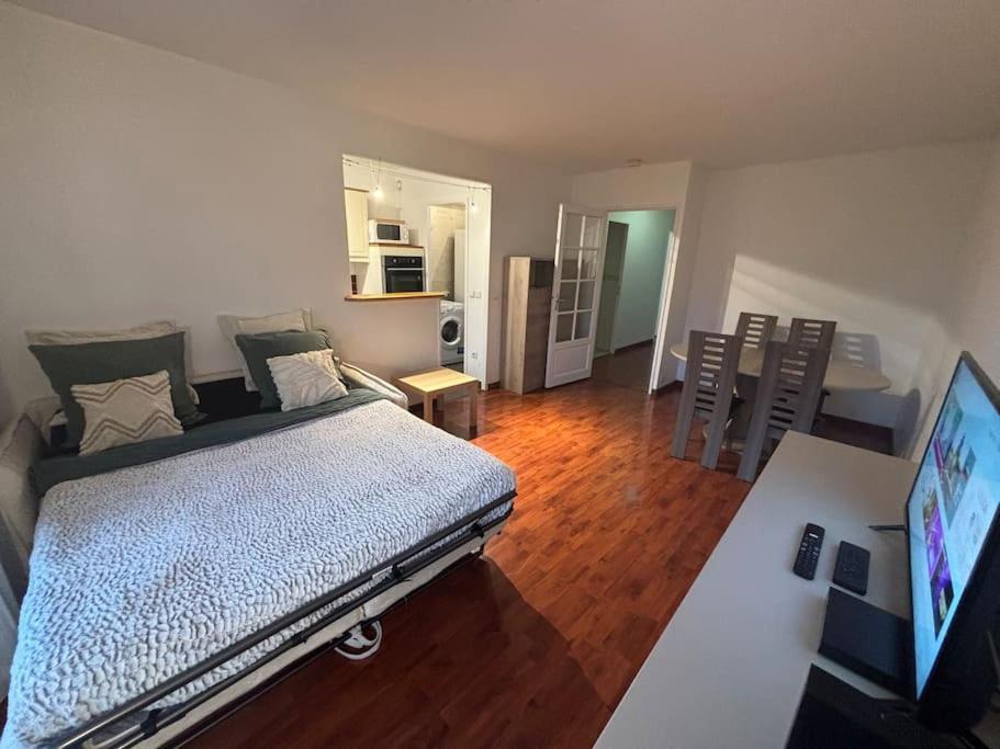 F3 Avec Balcon 5 Min Gare Sqy Et Parking Gratuit Lejlighed Guyancourt Eksteriør billede